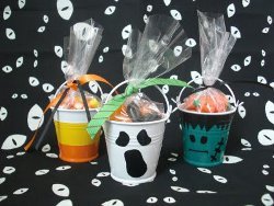 Super Simple Halloween Treat Buckets
