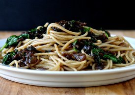 Easy Pasta with Caramelized Onions and Spinach