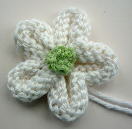 small knitted flowers