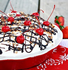 Mile High No-Bake Banana Split Pie