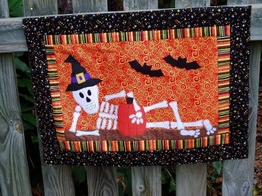 9 Decorative Halloween Quilts + 3 DIY Halloween Bag Patterns