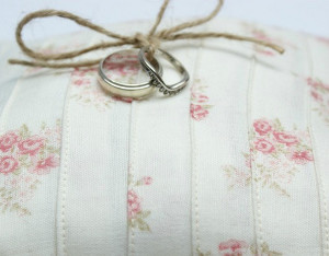 Lined Wedding Ring Cushion