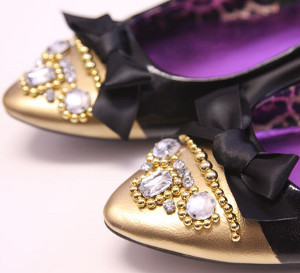 Smashing Knockoff Black and Gold Embellished Flats