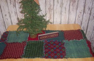 Raggedy Christmas Quilt Table Runner