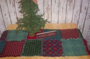 Raggedy Christmas Quilt Table Runner