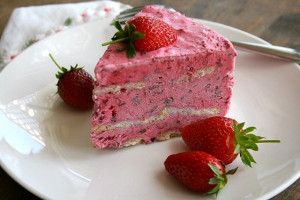 Ritzy Bakeless Berry Cracker Cake