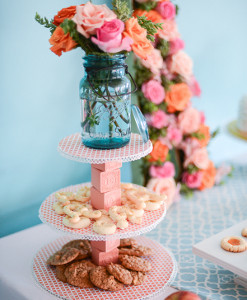 Lovely DIY Cake Stand from Household Items