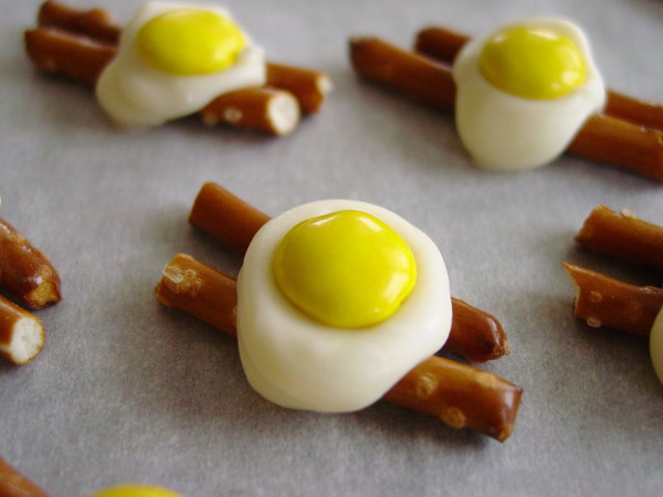 Adorable Bacon and Eggs Pretzels