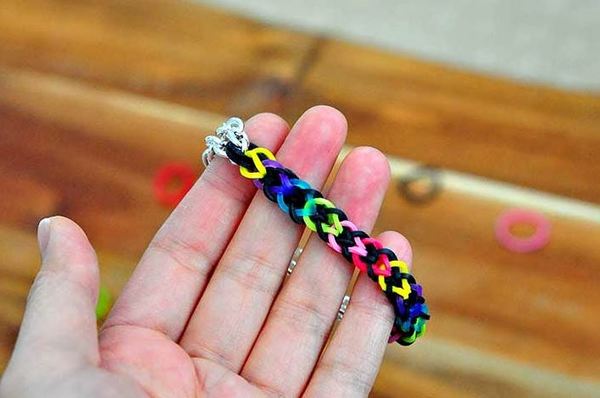 Inverted Fishtail Rainbow Loom Bracelet Inverted Fishtail Rainbow Loom Bracelet