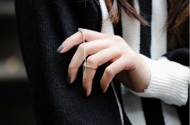 Elegant Chained Wire Rings Elegant Chained Wire Rings