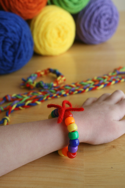 st-patrick-s-day-friendship-bracelets-allfreekidscrafts