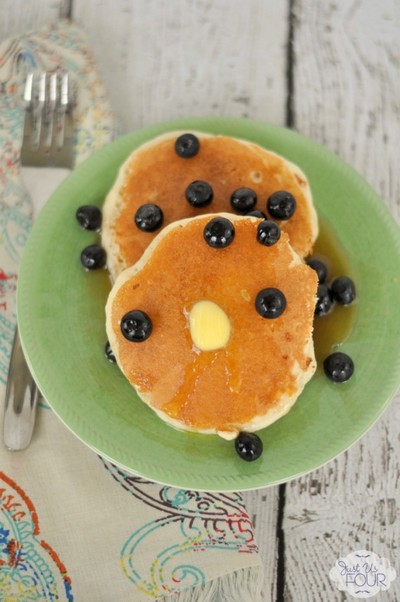 Vanilla Pancakes with Blueberries