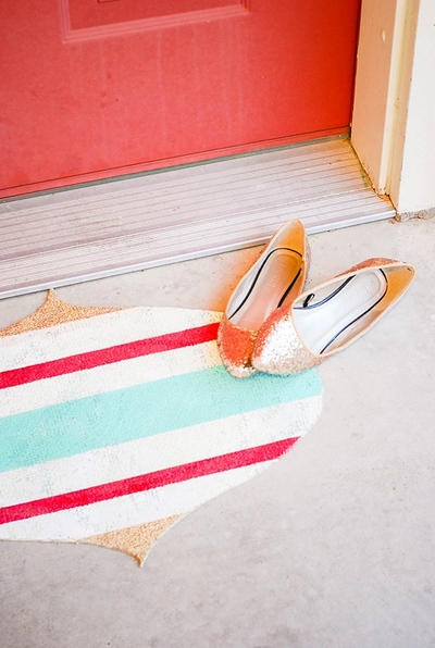DIY Ornament-Shaped Holiday Doormat DIY Ornament-Shaped Doormat