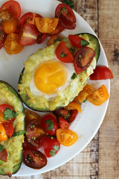 Grilled Avocado Eggs with Fresh Tomato Salsa Grilled Avocado Eggs with Fresh Tomato Salsa