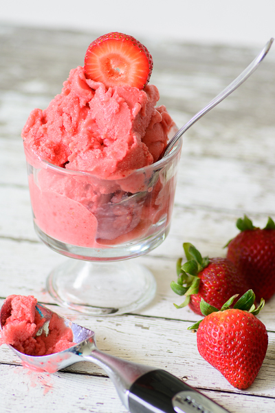 3-Ingredient Strawberry Frozen Yogurt 3-Ingredient Healthy Strawberry Frozen Yogurt