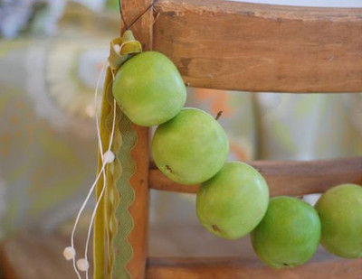 Appealing Apple DIY Garland Appealing Apple DIY Garland