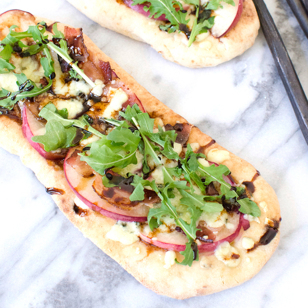 Bacon and Gorgonzola Cheese Flatbread Pizza Bacon and Gorgonzola Cheese Flatbread Pizza