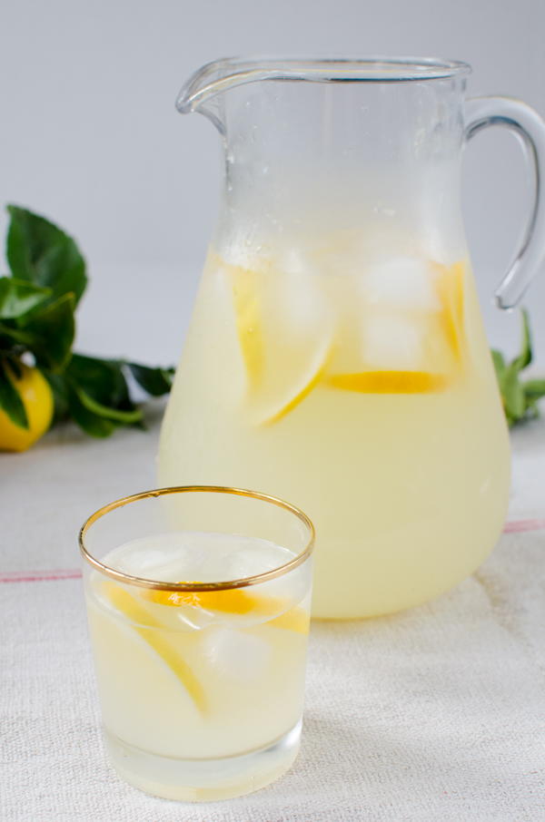 Simple Homemade Lemonade | FaveSouthernRecipes.com