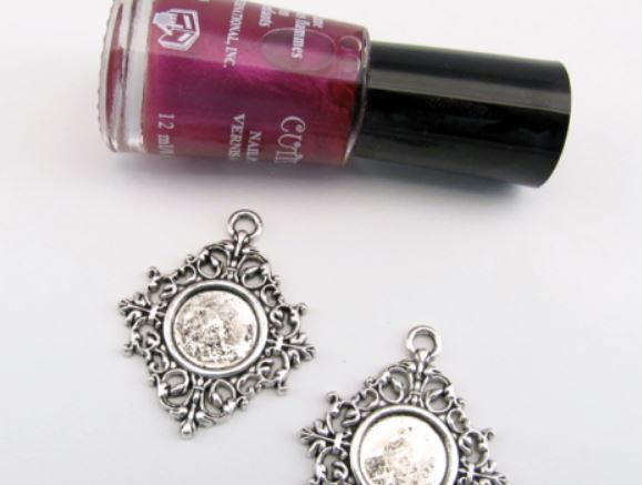 Color Metal Jewelry with Nail Polish Color Metal Jewelry with Nail Polish
