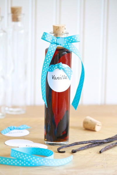 Thoughtful Homemade Vanilla Extract Thoughtful Homemade Vanilla Extract