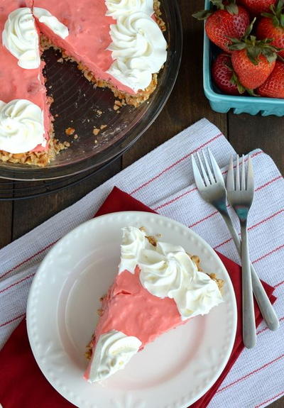 No-Bake Strawberry Pretzel Pie