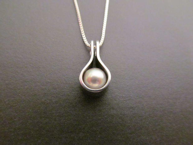 Tension Set Pearl Pendant Tension Set Pearl Pendant