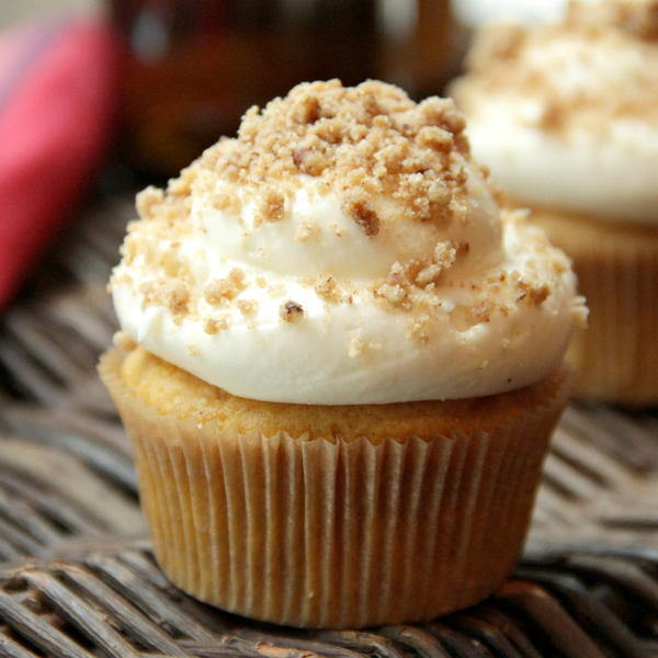 Pumpkin Ale Cupcakes with Streusel Cream Cheese Frosting