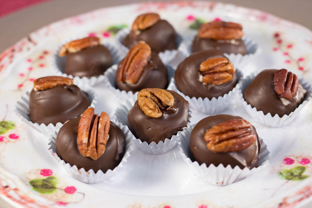 Kentucky Holiday Bourbon Balls | FaveSouthernRecipes.com