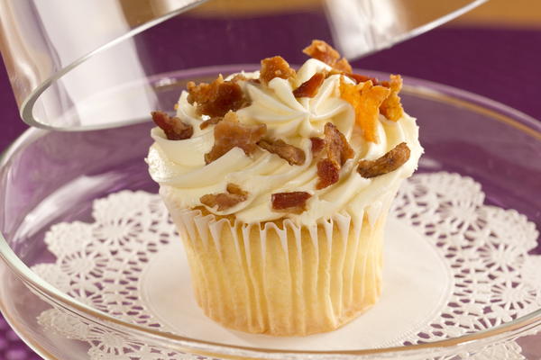 Vanilla Cupcakes with Bacon