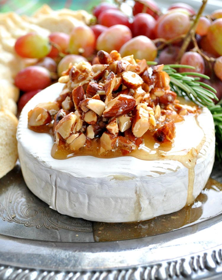 Honey Almond Baked Brie | RecipeLion.com