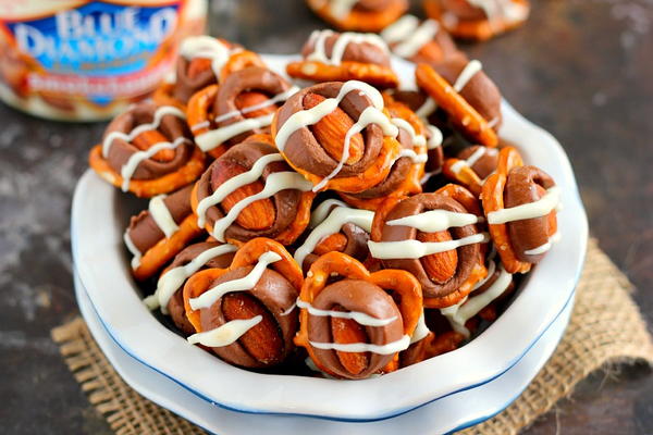 Almond Pretzel Bites Almond Pretzel Bites