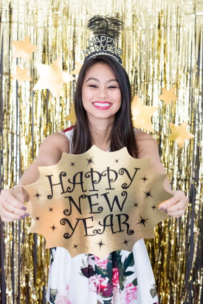 Sparkly DIY Gold Fringe Photobooth Backdrop Sparkly DIY Gold Fringe Photobooth Backdrop