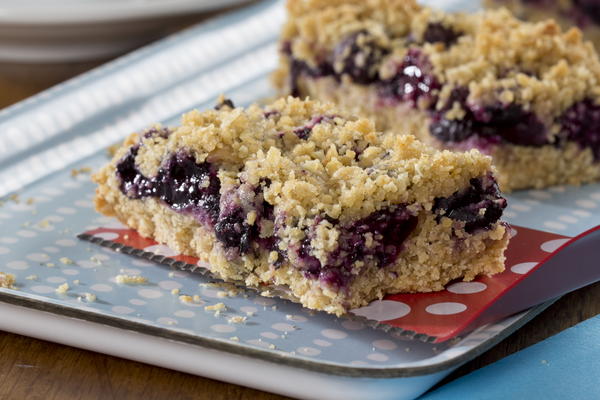 Skinny Blueberry Crumble Bars