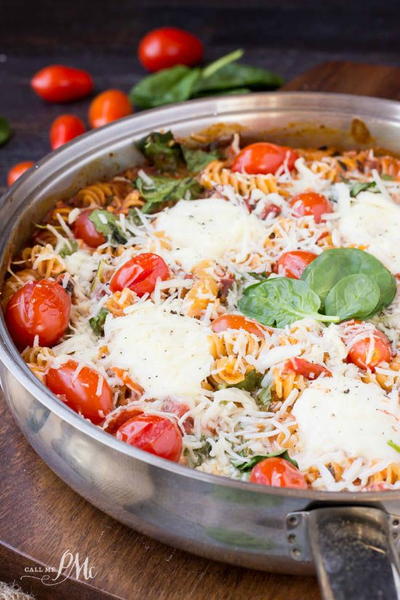 One-Pan Spinach, Cheese, and Tomato Pasta One-Pan Spinach, Cheese, and Tomato Pasta