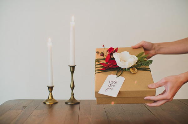 Silk Flowers DIY Gift Wrap Silk Flowers DIY Gift Wrap