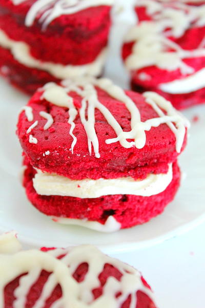 Valentine's Day Red Velvet Heart Sandwich Cakes Valentine's Day Red Velvet Heart Sandwich Cakes