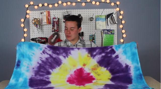 How to Tie Dye a Beach Towel How to Tie Dye a Beach Towel