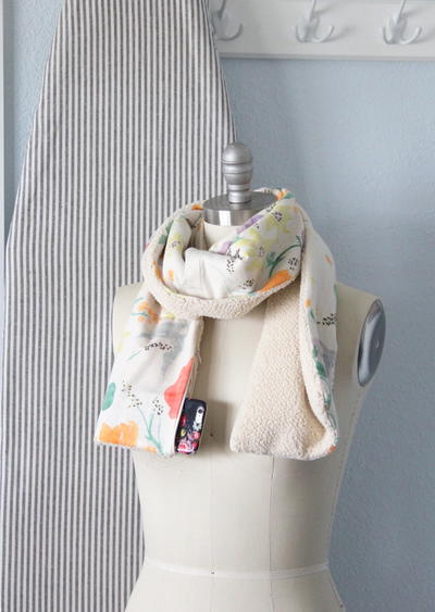 Cozy iPhone DIY Scarf Cozy iPhone DIY Scarf