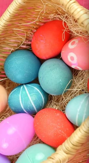 How to Dye Easter Eggs Video How to Dye Easter Eggs Video