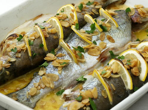 Pstrąg zapiekany w płatkach migdałowych Pstrąg zapiekany w płatkach migdałowych