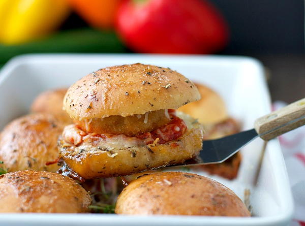 Chicken Parmesan Sliders Casserole Chicken Parmesan Sliders Casserole_1