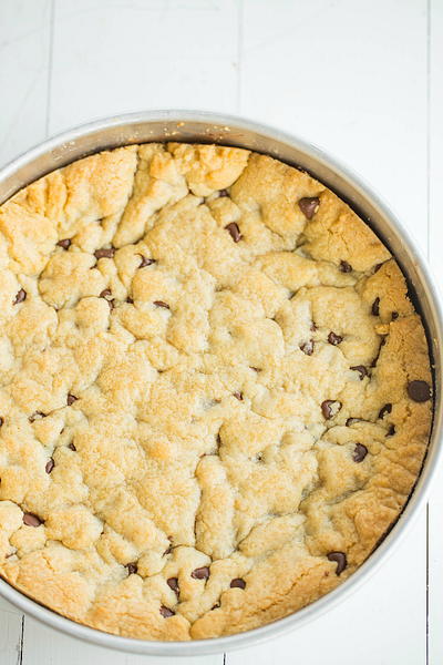 Big Eighties Chocolate Chip Cookie Cake Big Eighties Chocolate Chip Cookie Cake