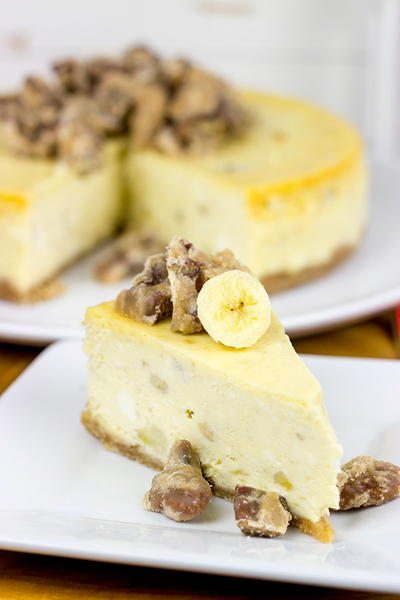 Banana Pudding Cheesecake with Crumbled Pralines Banana Pudding Cheesecake with Crumbled Pralines