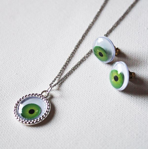 Spooky Halloween Eye DIY Necklace Spooky Halloween Eye DIY Necklace