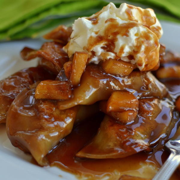 Apple Pie Dumplings in Caramel Sauce Apple Pie Dumplings in Caramel Sauce