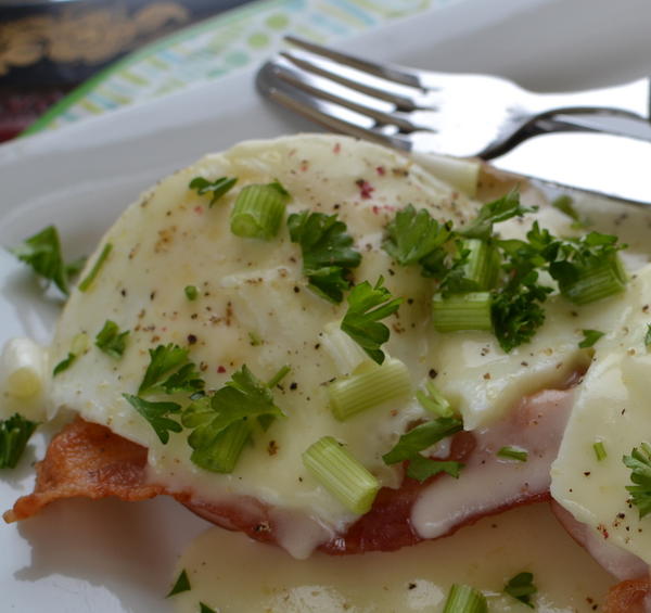 Eggs Ham in Cheddar Sauce Eggs & Ham in Cheddar Sauce