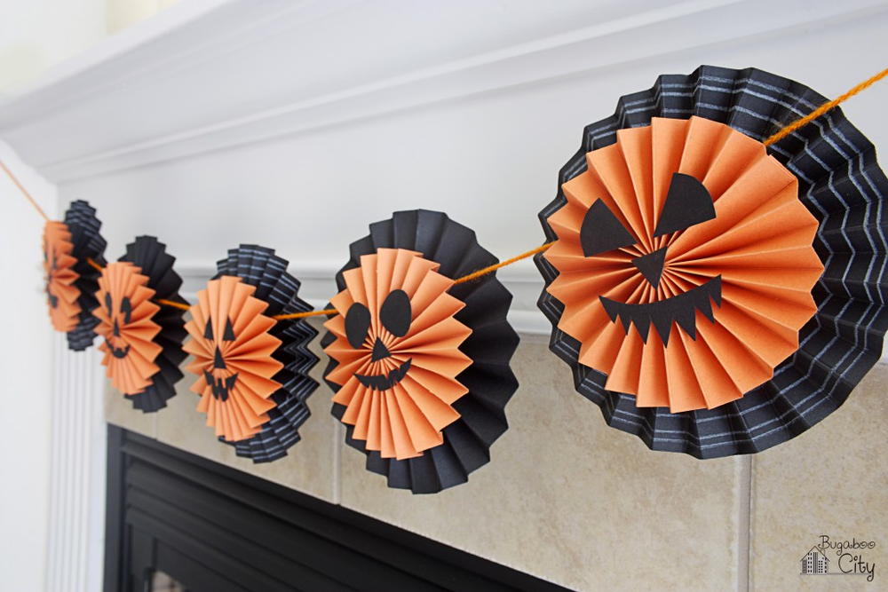 Pumpkin Garland Halloween Decoration Idea Allfreeholidaycrafts Com