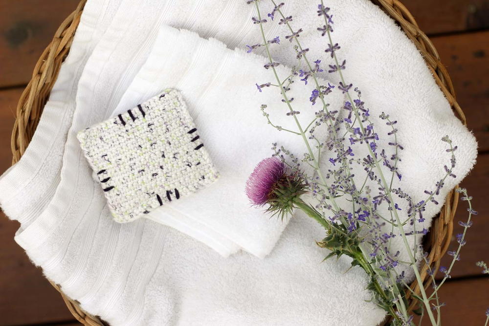 DIY Dried Lavender Sachets | AllFreeHolidayCrafts.com