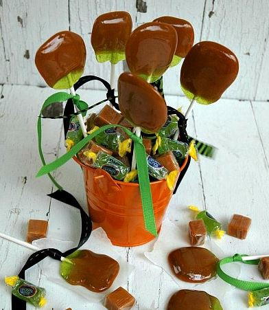 2-Ingredient Homemade Caramel Apple Pops 2-Ingredient Homemade Caramel Apple Pops