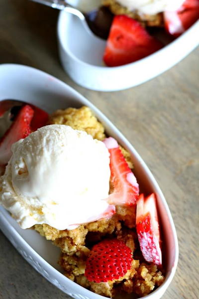 4-Ingredient Slow Cooker Strawberry Rhubarb Cobbler 4-Ingredient Slow Cooker Strawberry Rhubarb Cobbler